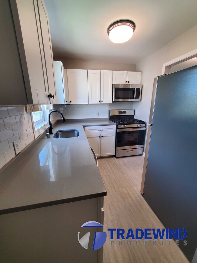 Building Photo - 1408 Lake St NE