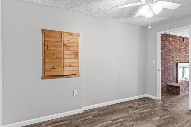 Building Photo - Newly Updated 4bd/3bth in Seymour!