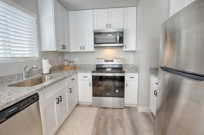 Building Photo - 1110 West Woodland Lake Road, Unit B