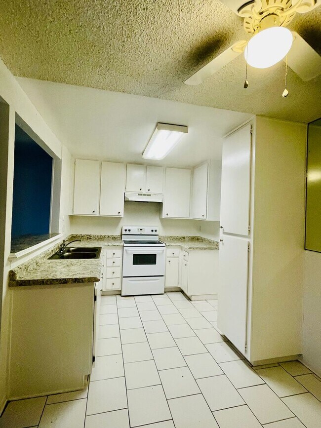Building Photo - Charming 2-Bedroom, 1.75-Bathroom Unit with Garage, Patio & Community Amenities!