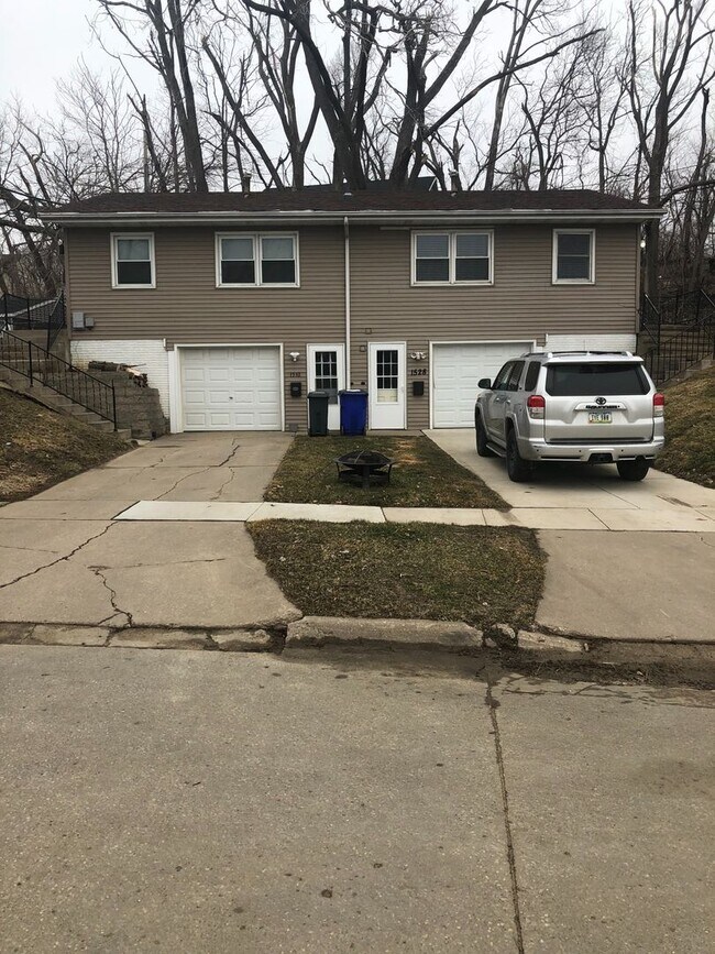 Building Photo - 1528-1530 Seminole Ave NW Cedar Rapids, IA...