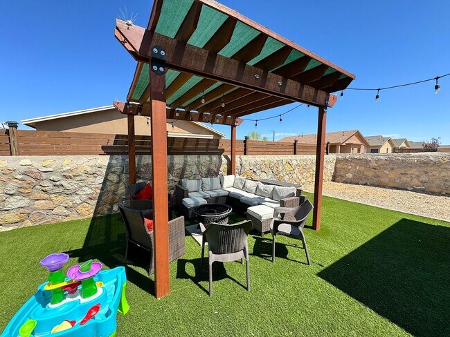 Building Photo - East El Paso 4 bed/ 2 Bath Refrig A/C Home