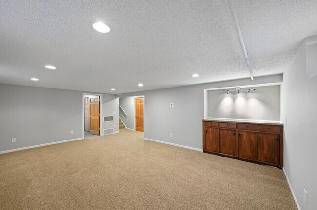 Building Photo - 706 1st Ave NW