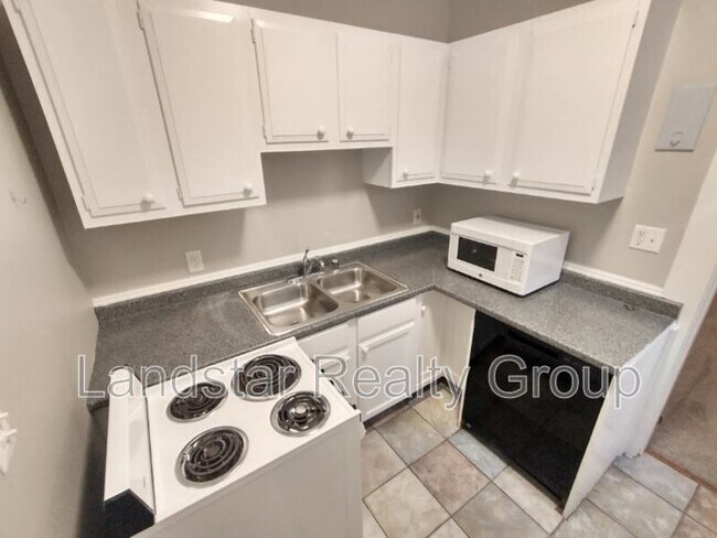Building Photo - 2127 Grinstead Dr