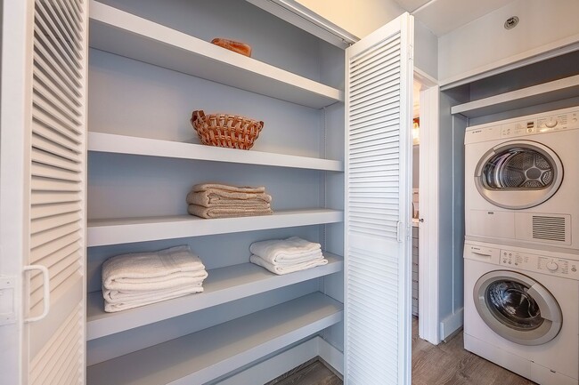 Building Photo - Lovely Renovated 2 Bedroom Condo