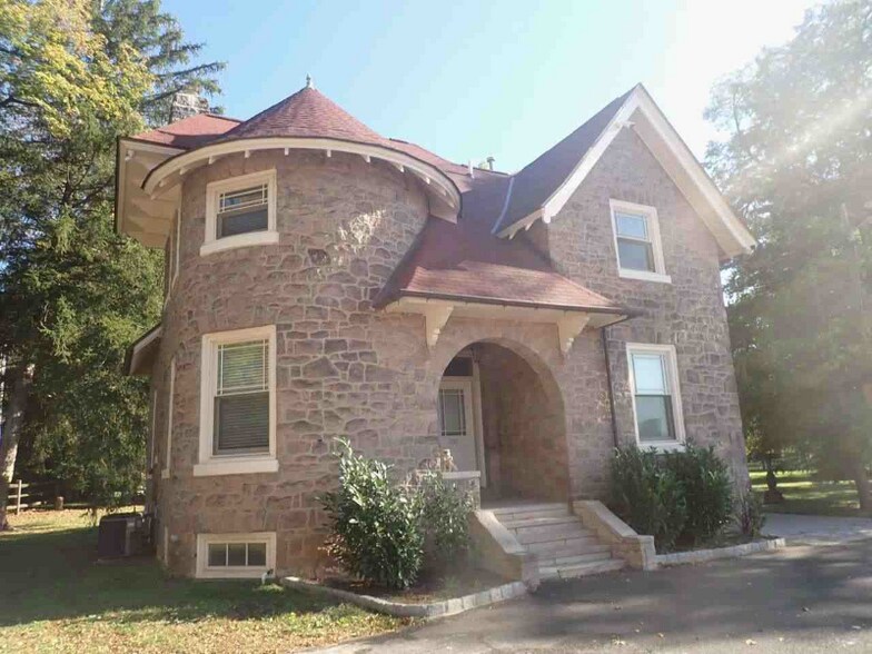 Building Photo - 1015 Cedar Rd