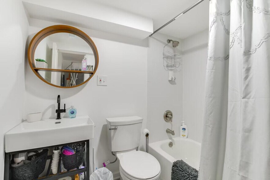 Building Photo - 4642 W Montana St