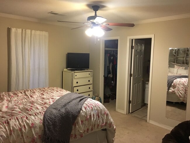 Building Photo - Roommate Needed!!  Walk to the Square! Available NOW...