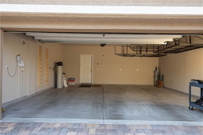 Building Photo - 10561 Sariah Skye Ave