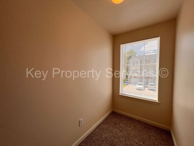 Building Photo - Orchards Townhome with Extra Deep Garage