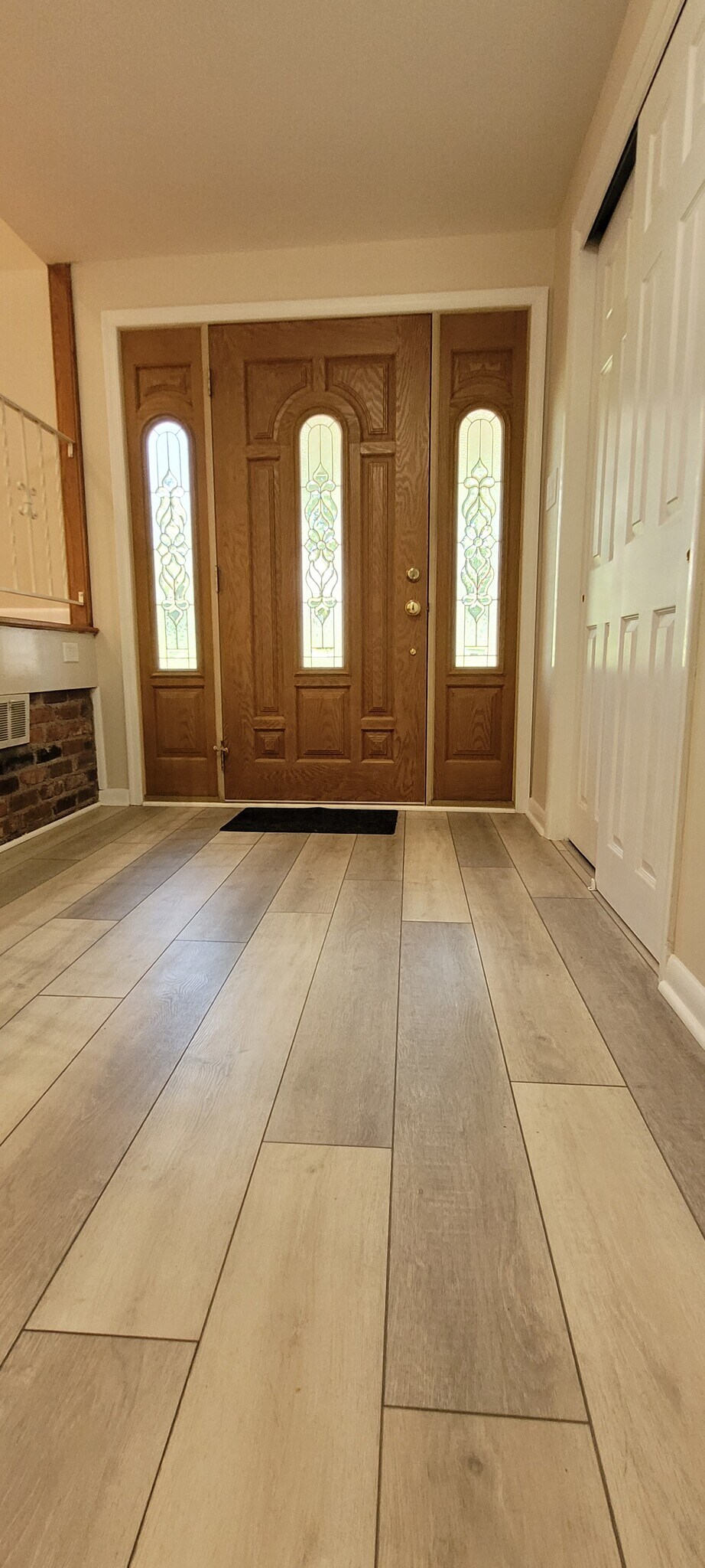 Bright and spacious Foyer - 270 Riverview Rd