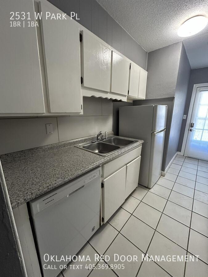 Building Photo - 2531 W Park Pl