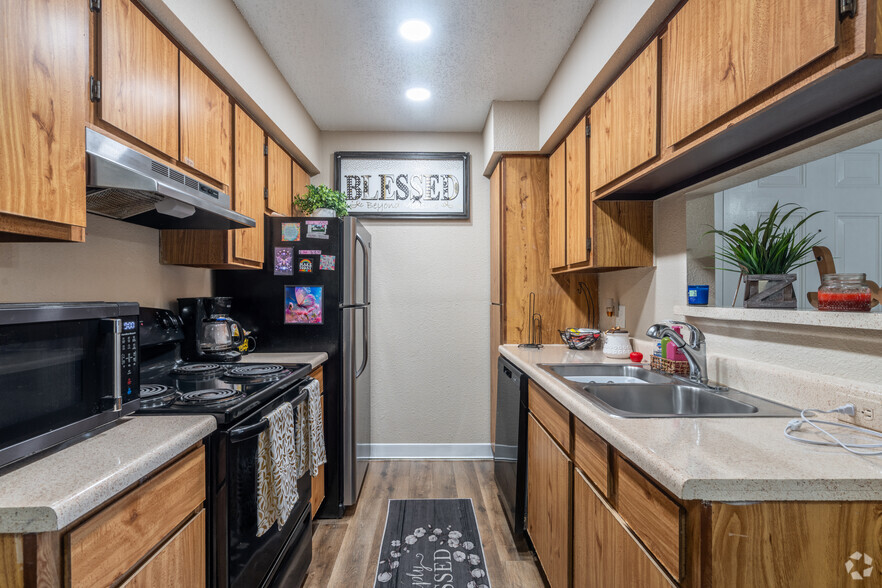 1BR, 1BA - 615SF - Creekwood Village