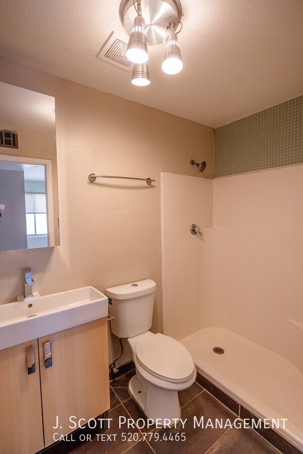 Building Photo - 1184 E Diamond Dr