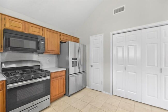 Building Photo - 2035 Woodhue Dr