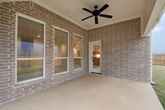 Building Photo - Gorgeous 4 bedroom with split layout!