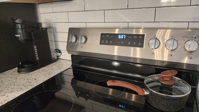 Building Photo - 435 Elm St NW