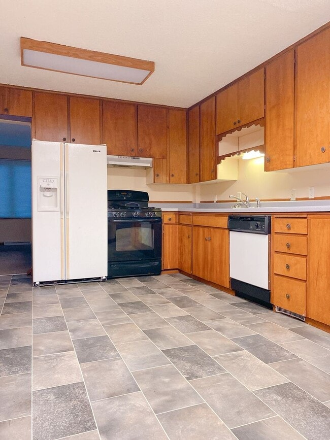 Building Photo - Beautiful 3 bed South Omaha/Hanscom Park Home with Attaced 1 car garage! $1,425!