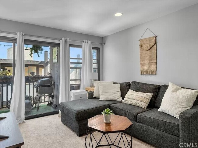 Building Photo - 1 Bedroom Condo within gated complex in Playa del Rey