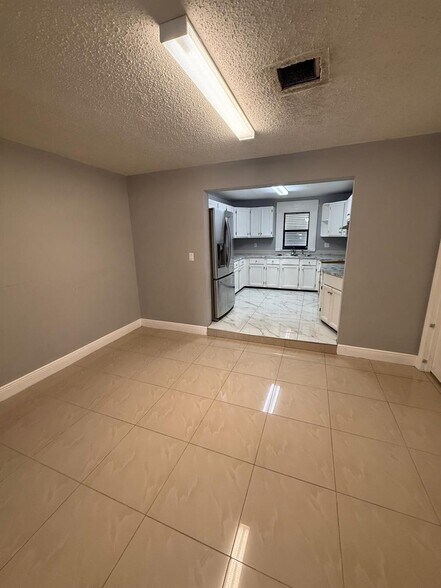 Building Photo - 5163 Club Rd