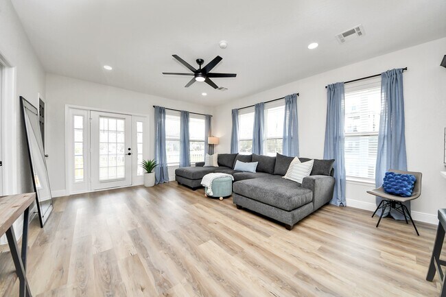 Building Photo - 710 Kipp Ave