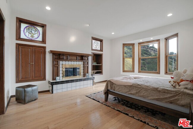 Building Photo - 10160 Cielo Dr