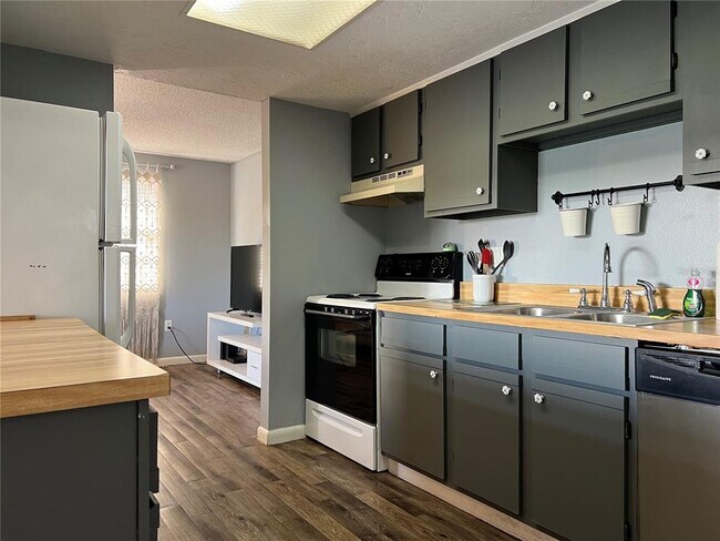 Building Photo - 5026 Water Oak Dr