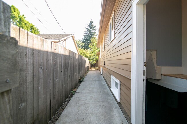 Building Photo - Beautifully Remodeled 3 Bed/1 Bath Bungalo...
