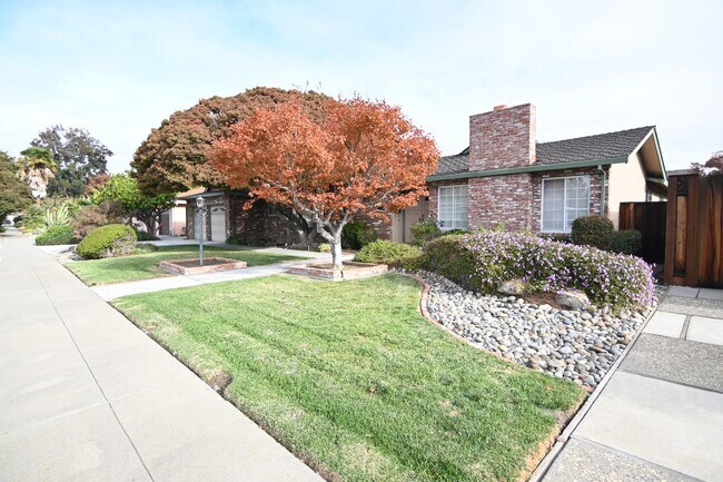 Building Photo - Prime Willow Glen, Just In Time for the Ho...