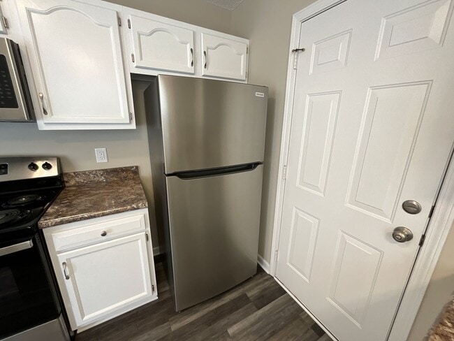 Building Photo - Ready to View! Updated 3/2 Home High Point...