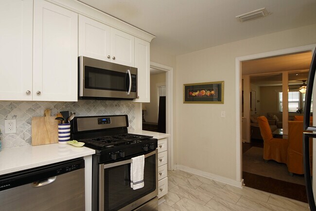 Building Photo - 37 Magnolia Ave SE