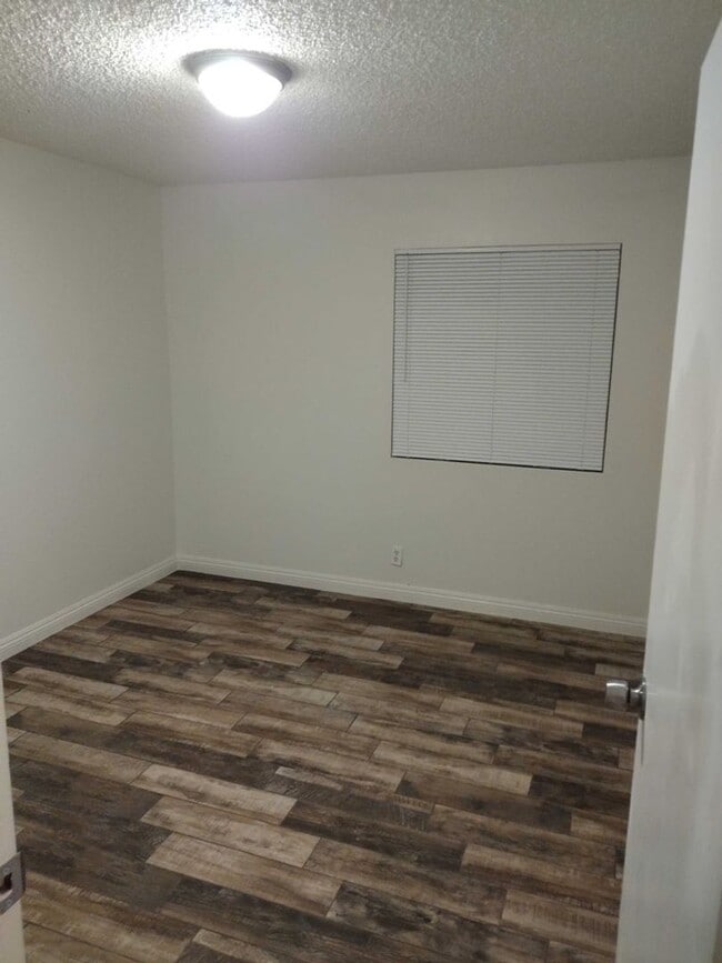 Building Photo - 4 Bedroom 2 Bathroom  Tropicana & Mountain...