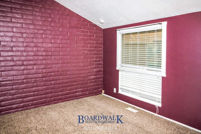 Building Photo - Spacious Sandy Home