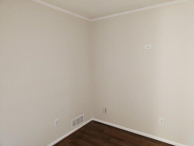 Building Photo - 476 Robbe Ave