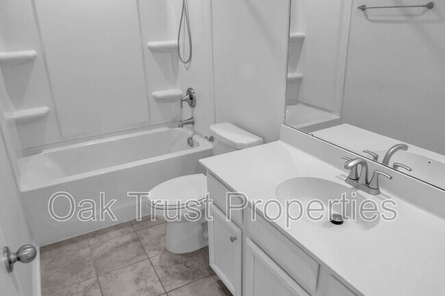 Building Photo - 821 Redbud Ln