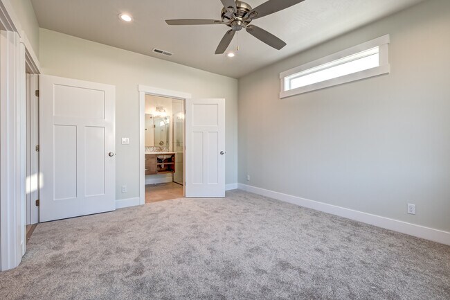 Building Photo - 2593 Sunray Ave