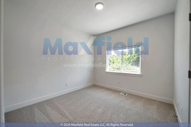 Building Photo - Beautiful Interior Townhouse - 3BD 3BA 2GA