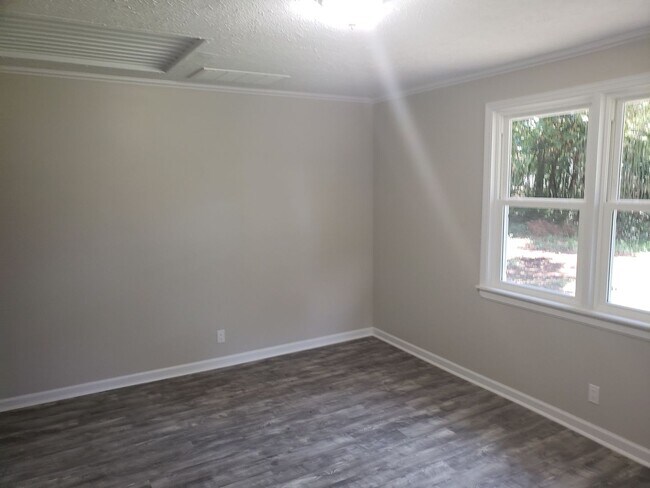 Building Photo - NEWLY RENOVATED 2 BEDROOM 1 BATH UNIT IN A...