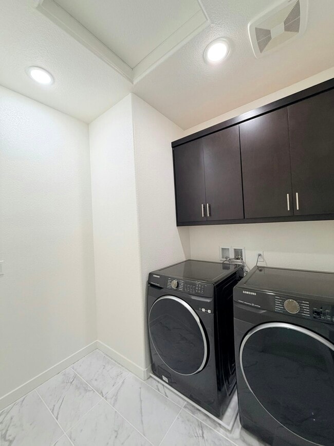 Building Photo - 5396 High Vly Ln