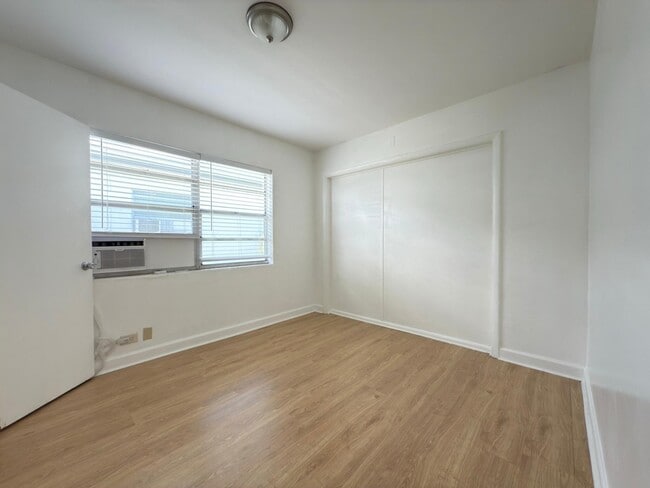 Building Photo - 1172 W 34th St