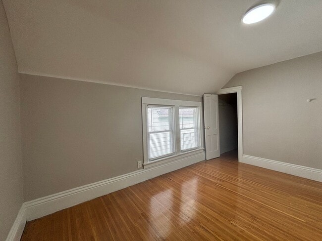 Building Photo - 4 Bedroom Park Ave House - 2 Full Baths, D...