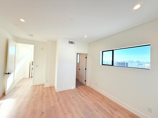 Building Photo - Beautiful Modern Luxury 4 Story Townhome - 4 bed - 3.5 bath with Rooftop Deck in Silver Lake