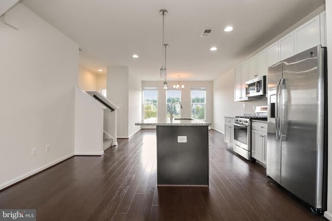 Building Photo - 439 Foxglove Way