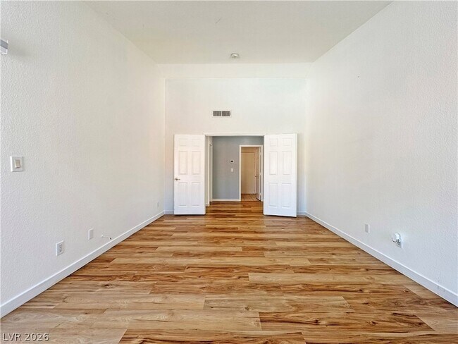 Building Photo - 2746 Sandalwood Ave