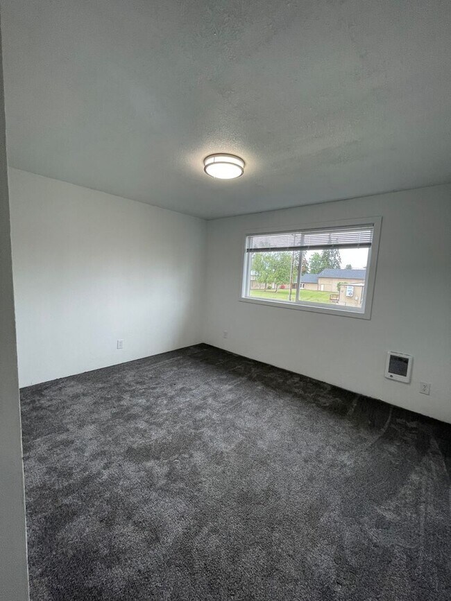 Building Photo - Rent Special: FREE First Full Month's Rent