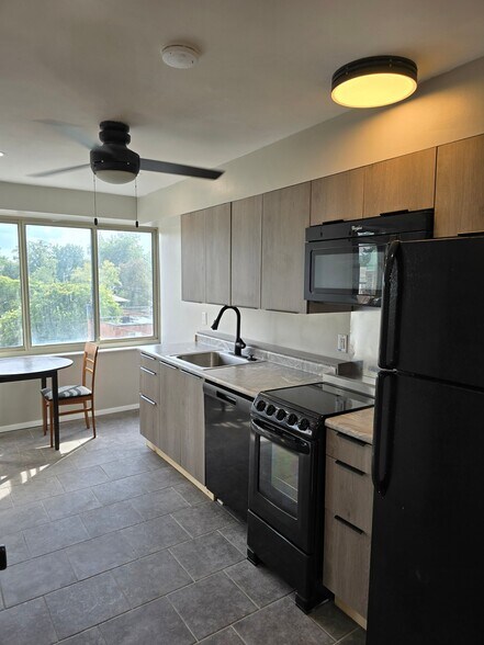 Building Photo - 12520 Edgewater Dr