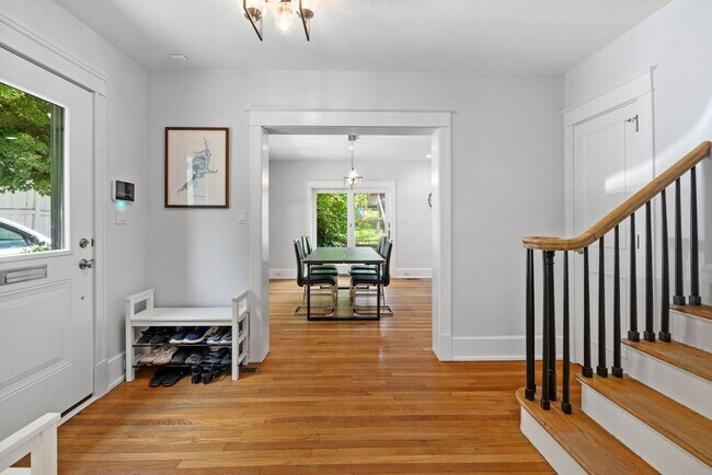 Building Photo - *Beautifully Updated & Spacious 4BD/3.5BA ...