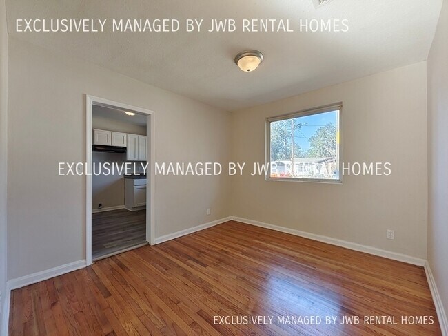 Building Photo - 6318 Hyde Park Haven