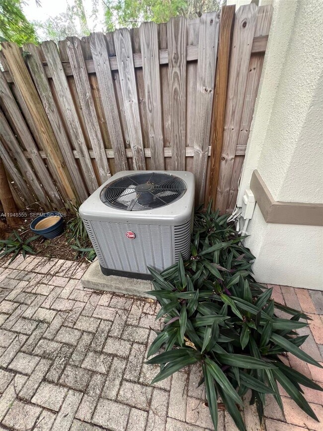 Building Photo - 252 City View Dr