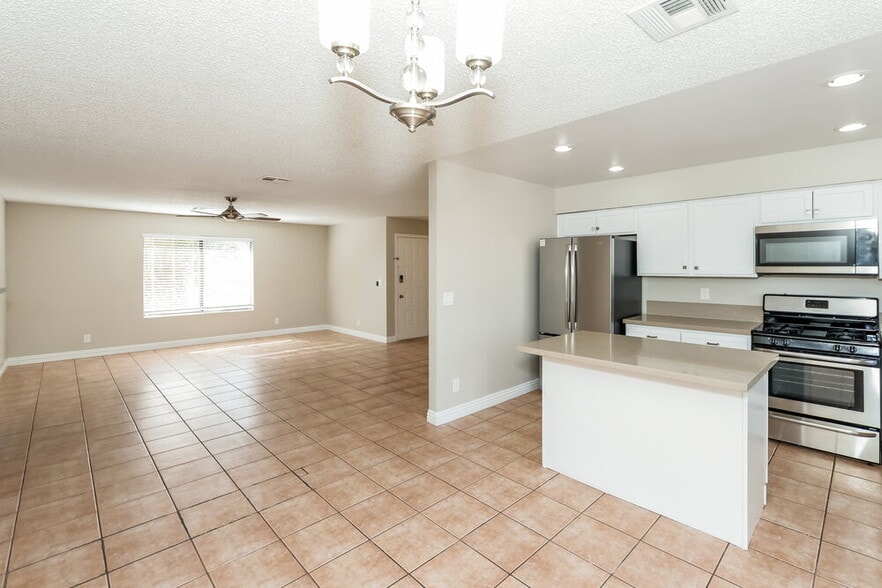 Building Photo - 390 Newbury Ct